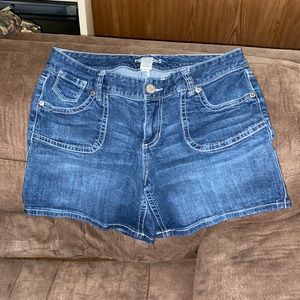 Woman’s plus size maurices Jean short 16w